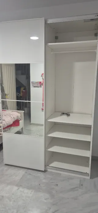 Armario modular Ikea blanco y cristal