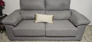 Sofá gris de tela