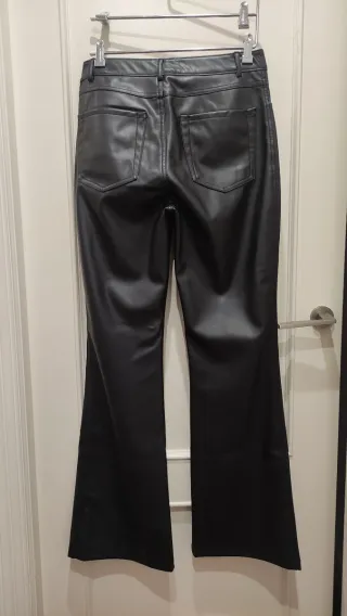 Pantalón campana efecto piel Stradivarius