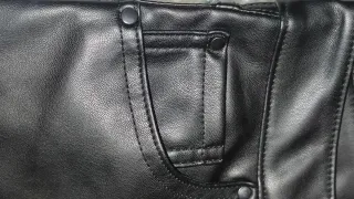 Pantalón campana efecto piel Stradivarius