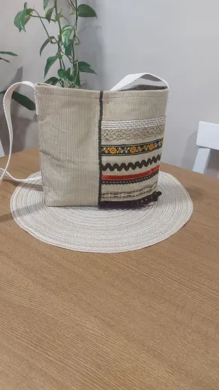 Bolso de pana beige con adornos