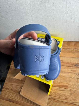 Zuecos anatómicos azules talla 36