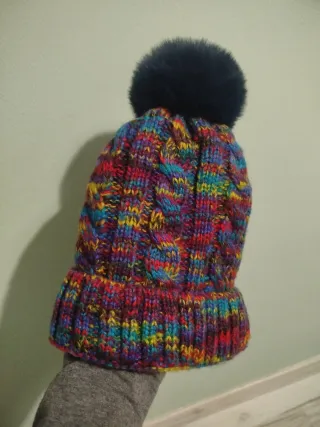 Gorro de lana multicolor con pompón