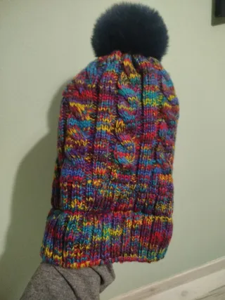 Gorro de lana multicolor con pompón