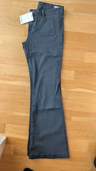 Pantalón vaquero flare tiro bajo