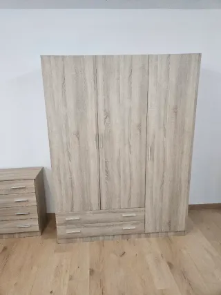 Armario de madera color beige y marrón