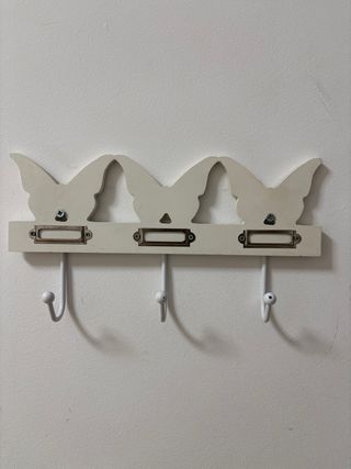 Perchero de pared con mariposas