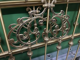 Cama vintage con detalles ornamentales