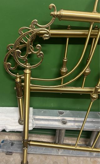 Cama vintage con detalles ornamentales