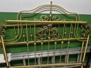 Cama vintage con detalles ornamentales
