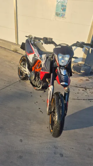 Moto KTM Smcr 690 año 2019