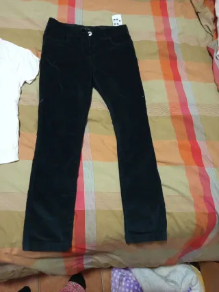 Camiseta blanca manga corta Pantalón pana, negro.