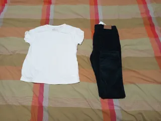 Camiseta blanca manga corta Pantalón pana, negro.