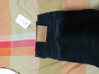 Camiseta blanca manga corta Pantalón pana, negro.