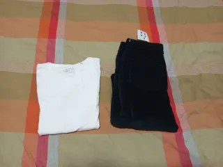 Camiseta blanca manga corta Pantalón pana, negro.