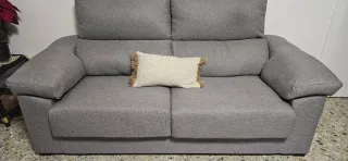 Sofá gris de tela