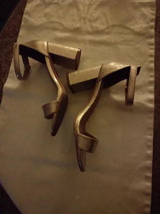 Zapatos de fiesta dorados