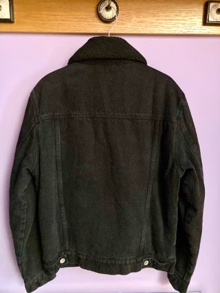 Cazadora vaquera negra Mango con etiqueta