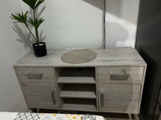 Mueble de madera beige y gris