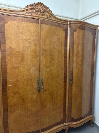 Armario antiguo de madera para venir a recogerlo
