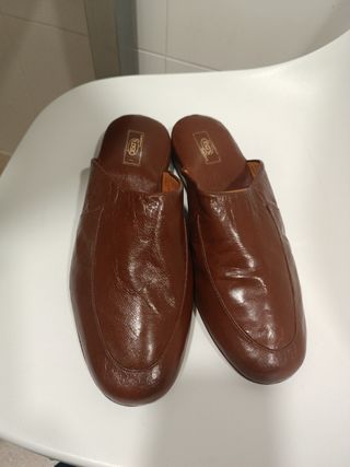 Zapatillas de piel marrones