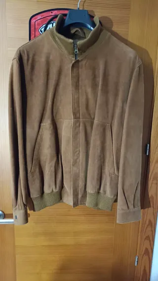 Cazadora ante hombre