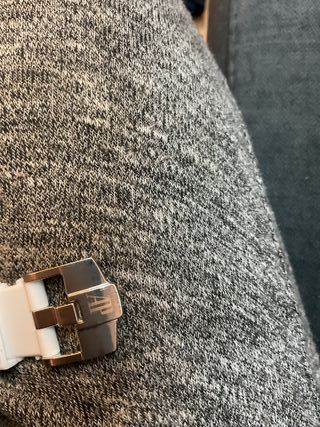 Reloj elegante, plata y blanco