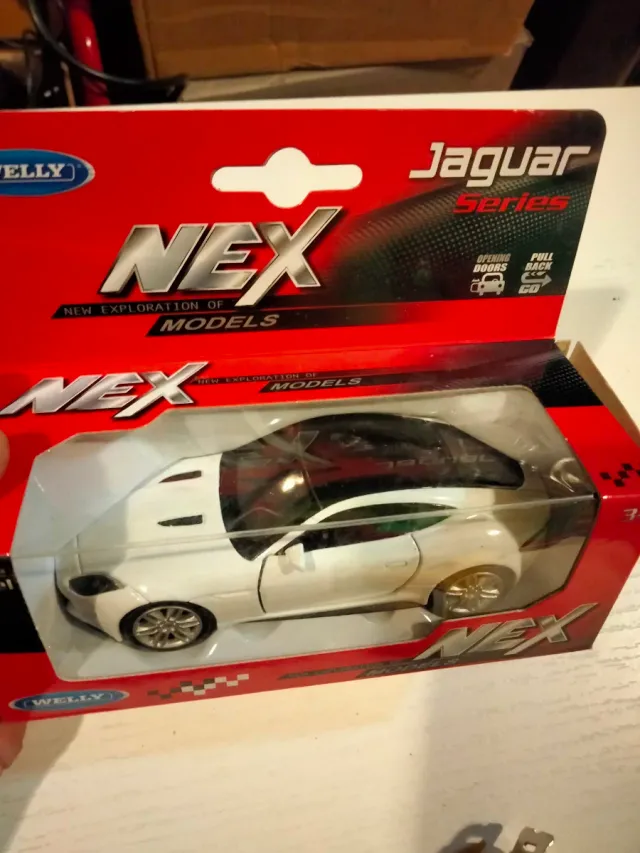 Welly Jaguar F-Type Coupé 1/36