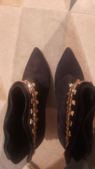 Botines negros ante con tachuelas Schutz