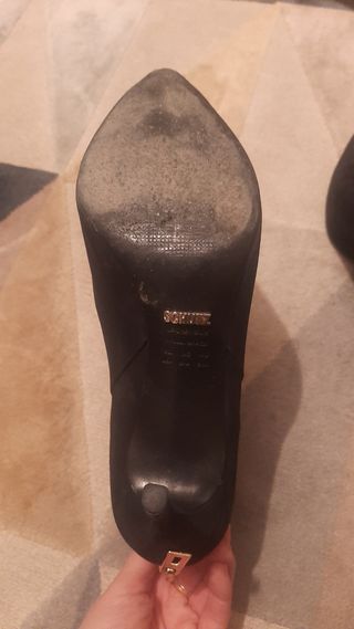 Botines negros ante con tachuelas Schutz