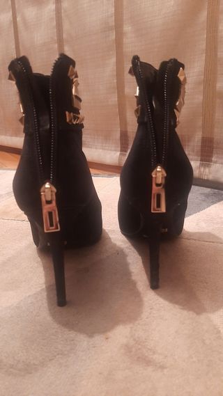 Botines negros ante con tachuelas Schutz