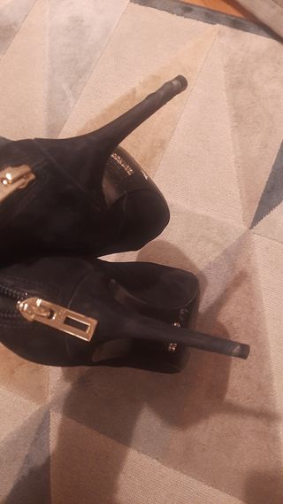 Botines negros ante con tachuelas Schutz