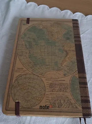 Caderno de notas com mapa-múndi