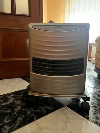 Estufa de parafina plata y negra