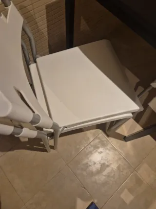 Regalo 4 sedie bianche e vendo il tavolo