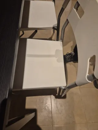 Regalo 4 sedie bianche e vendo il tavolo