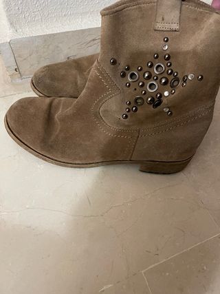 Botines beige con tachuelas