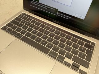 portatil apple apple macbook pro m2 8-core 3.4 13 (8gpu) (2022) (a2338)