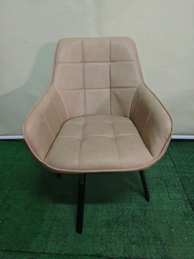 Silla de oficina giratoria beige con reposabrazos