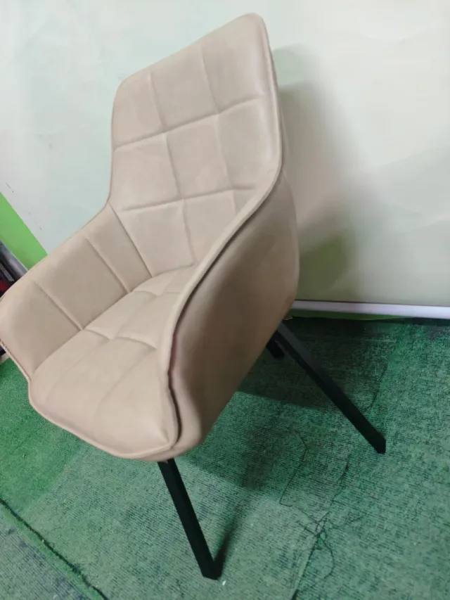 Silla de oficina giratoria beige con reposabrazos