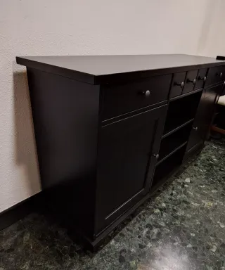 Cómoda de madera oscura estilo vestíbulo