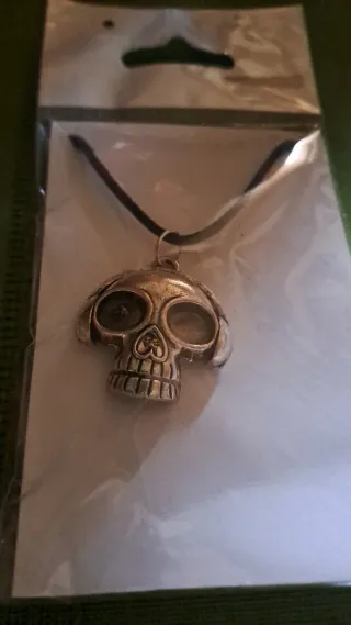 Collar con colgante de calavera plateada