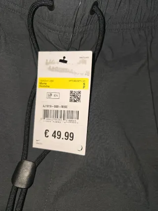 Pantalón Nike gris y negro