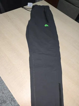 Pantalón Nike gris y negro