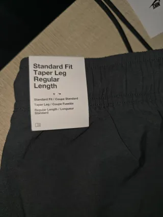 Pantalón Nike gris y negro