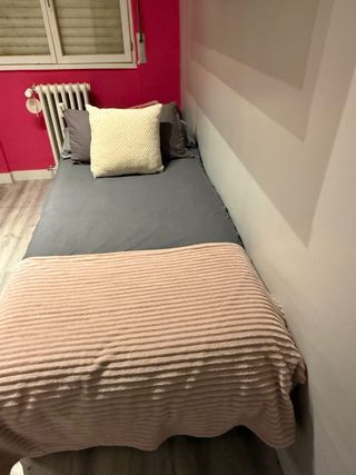 Urge venta Canapé con colchón en blanco polipiel.