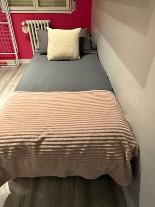 Urge venta Canapé con colchón en blanco polipiel.