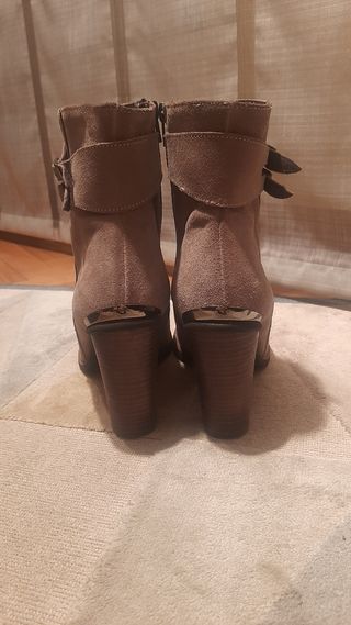 Botines de ante color beige Luis Gonzalo