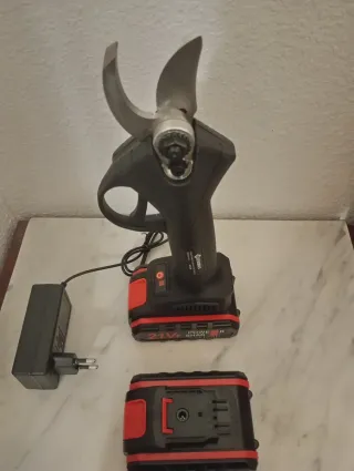 TIJERAS ELECTRICAS PARA PODAR CON 2 BATERIAS DE 21
