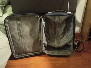 Maleta de viaje azul y marrón. 53x17x33